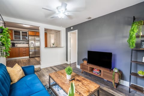 TV and multimedia, Kitchen or kitchenette, Living room, Seating area, fireplace