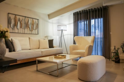 Seating area, Area and facilities, Area and facilities