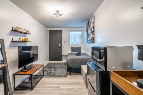 Kitchen or kitchenette, Living room, hair dresser, minibar