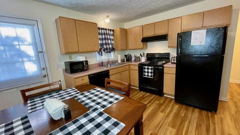 Kitchen or kitchenette, Dining area, dishwasher, minibar, pet friendly, stove, toaster