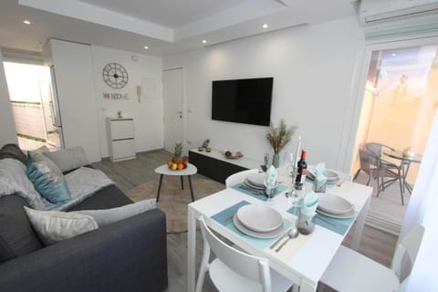 Communal lounge/ TV room, Living room, Dining area