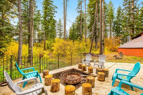 Peak-a-View Lakehouse House in Roslyn