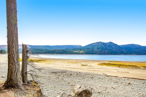 Peak-a-View Lakehouse House in Roslyn