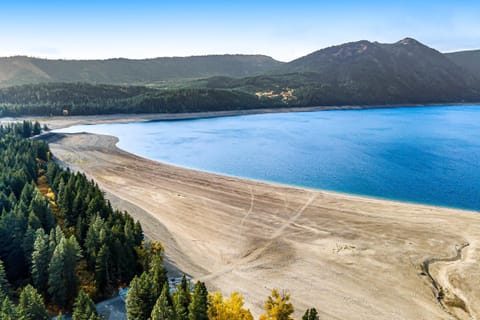 Peak-a-View Lakehouse House in Roslyn