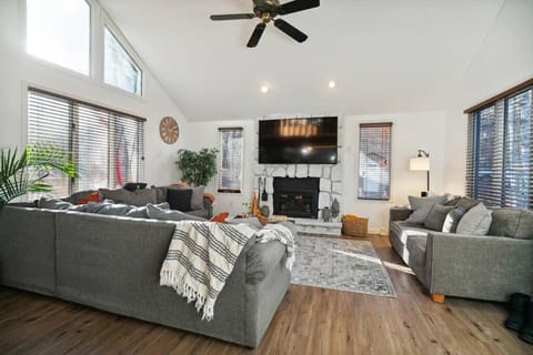 Living room, Seating area, fireplace