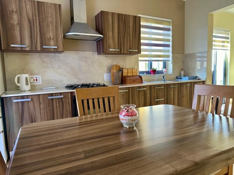 Coffee/tea facilities, Kitchen or kitchenette, Dining area, stove, toaster