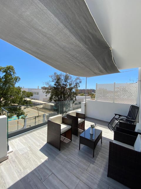 Property building, Balcony/Terrace, Living room