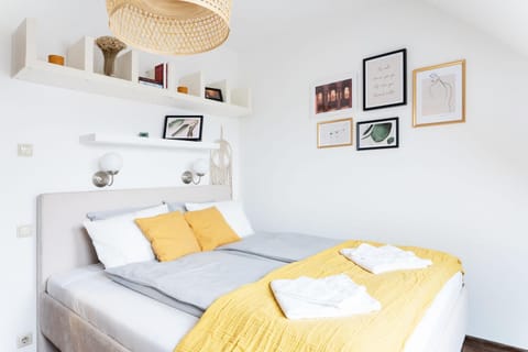 Bed, Photo of the whole room, Bedroom, towels