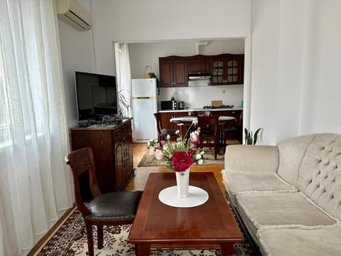 Communal lounge/ TV room, TV and multimedia, Kitchen or kitchenette, Living room, Seating area, Dining area, Evening entertainment, minibar, air conditioner
