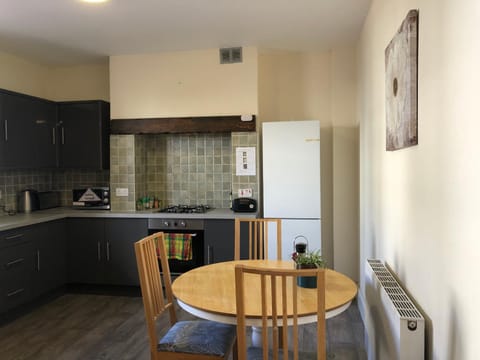 Kitchen or kitchenette, Dining area, minibar, pet friendly, stove, toaster