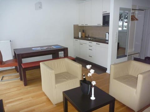 Kitchen or kitchenette, Seating area