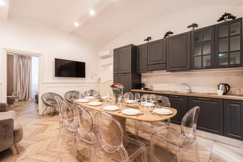 Dining area, kitchen