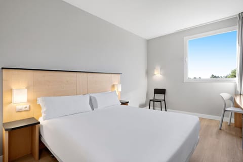 TV and multimedia, Photo of the whole room, Bedroom, heating, air conditioner