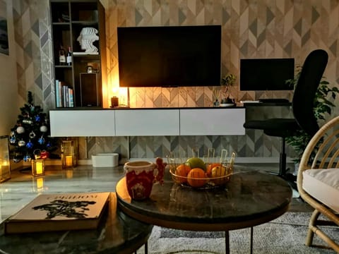 TV and multimedia, Seating area, Dining area