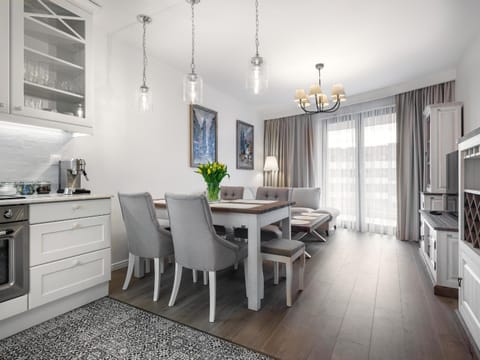 Coffee/tea facilities, Kitchen or kitchenette, Dining area, dishwasher, stove