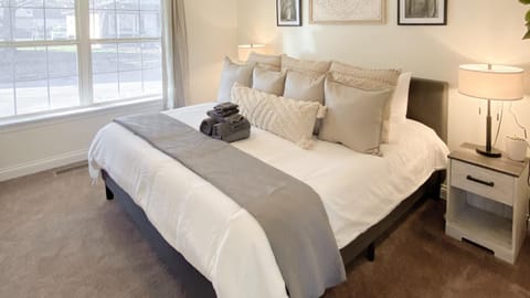 Bed, Photo of the whole room, Bedroom, towels