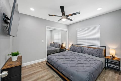 Spacious, Modern and Fully Updated Gorgeous Home House in Lake Magdalene