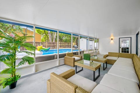 Spacious, Modern and Fully Updated Gorgeous Home House in Lake Magdalene