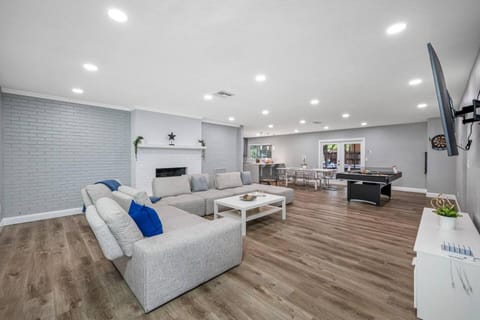 Spacious, Modern and Fully Updated Gorgeous Home House in Lake Magdalene