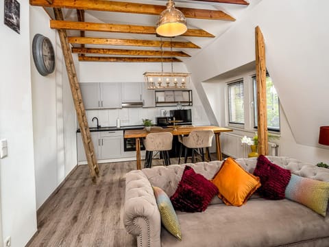 Kitchen or kitchenette, Living room, Seating area, Dining area