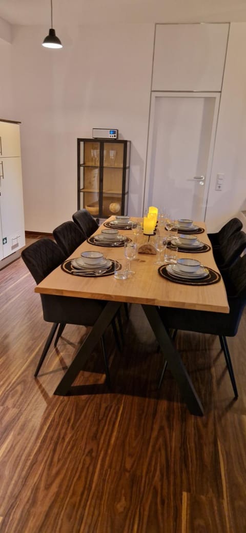 Kitchen or kitchenette, Food and drinks, Seating area, Dining area, Food