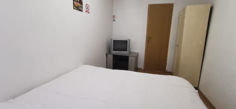 Bed, TV and multimedia, Bedroom