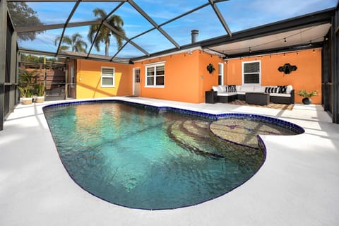 Property building, Patio, Day, Pool view, Swimming pool, Swimming pool, sunbed