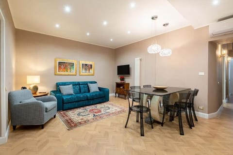 TV and multimedia, Seating area, Dining area
