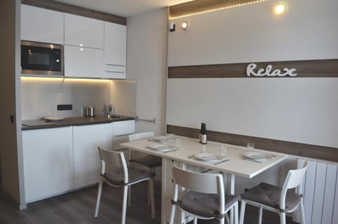 Kitchen or kitchenette, Dining area, minibar, pet friendly, stove