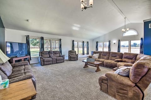 Spacious Massillon Log Cabin with Fire Pit! Cabin in Ohio