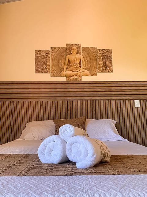 Bed, Photo of the whole room, Decorative detail, Bedroom, towels