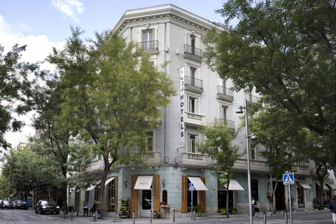 Property building, Facade/entrance, Day, Neighbourhood