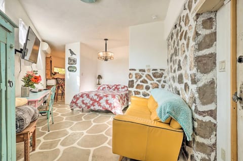 Quirky Santa Cruz Studio with Shared Courtyard! Apartment in New Mexico