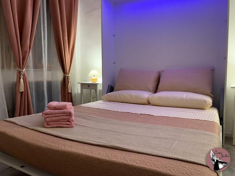 Bed, Photo of the whole room, towels