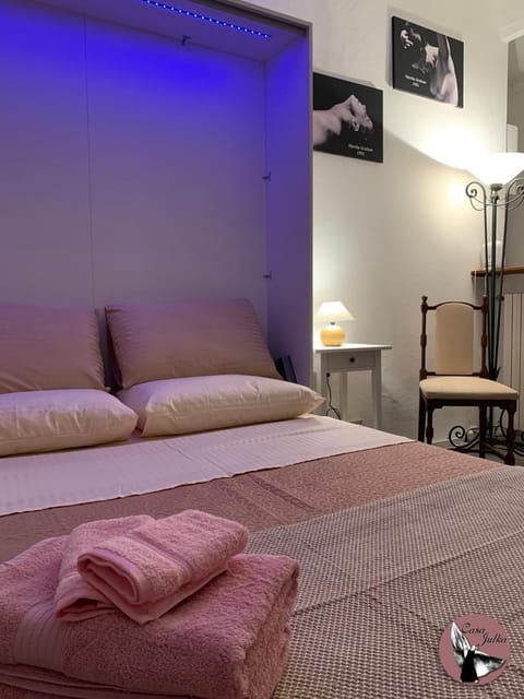 Living room, Photo of the whole room, Seating area, towels