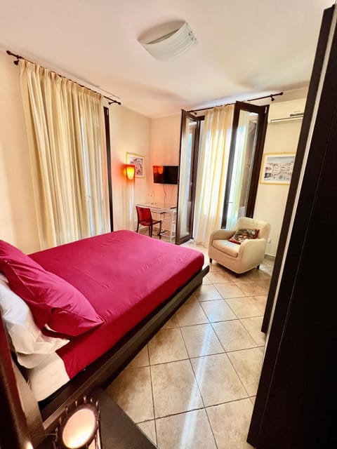 Bed, TV and multimedia, Living room, Photo of the whole room, Seating area, Evening entertainment, Bedroom
