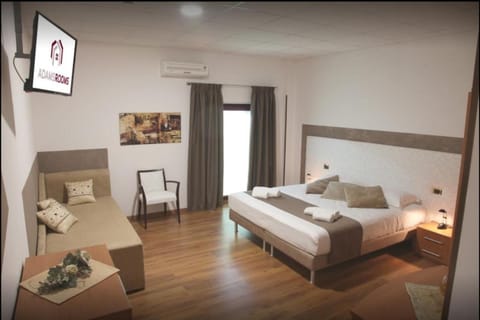 Bed, TV and multimedia, Photo of the whole room, Bedroom, heating, internet, locker, towels, wedding, air conditioner