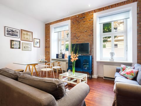 Spring, Day, TV and multimedia, Living room, Decorative detail, Seating area, Dining area, Evening entertainment, Bedroom