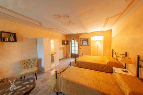 Bed, TV and multimedia, Bedroom