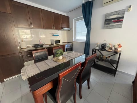 Kitchen or kitchenette, Seating area, Dining area