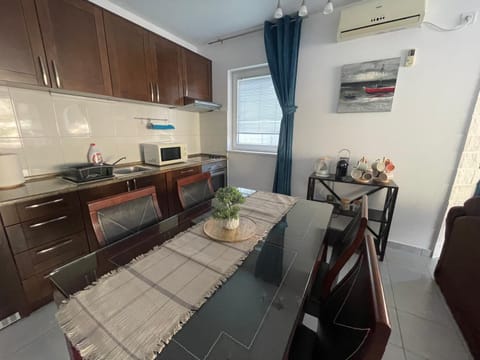 Kitchen or kitchenette, Seating area, Dining area