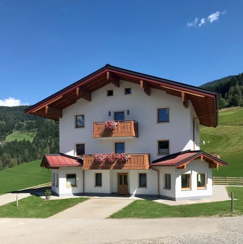 Property building, Day, Natural landscape, Mountain view, Location, Parking
