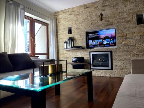 TV and multimedia, Living room, Seating area, Evening entertainment