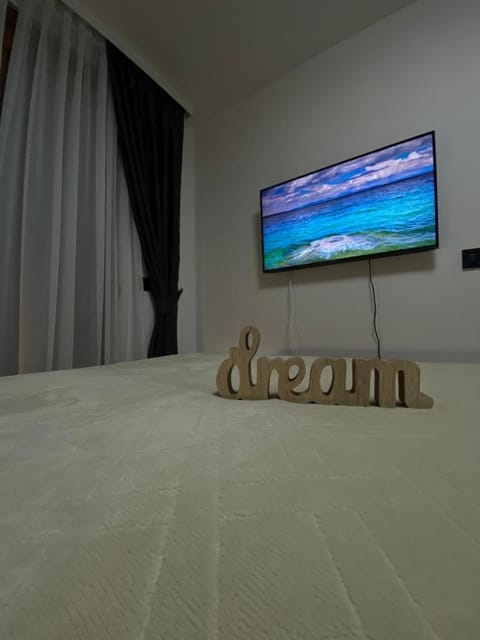 Bed, TV and multimedia, Bedroom