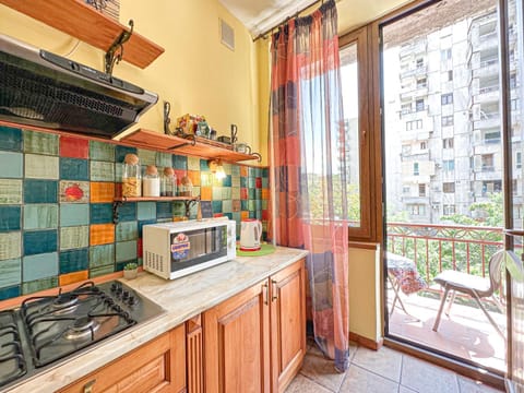 Kitchen or kitchenette, minibar, stove