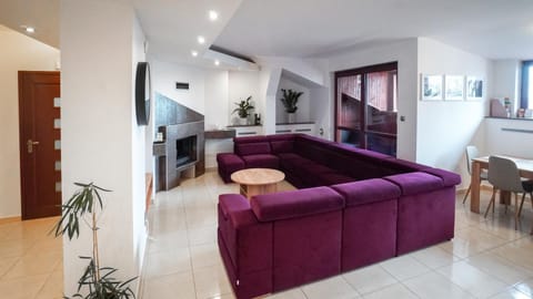 TV and multimedia, Living room, Seating area, Dining area