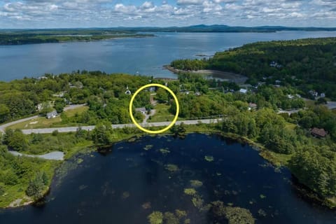 2 BR Home w/ Pondside View Backyard [Maine Escape] House in Salsbury Cove