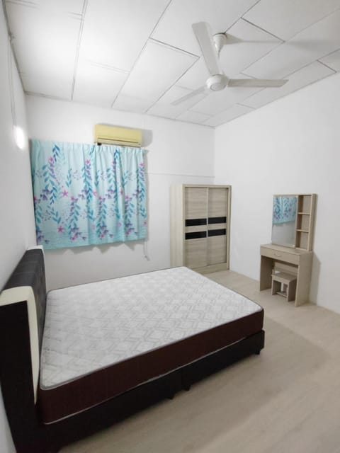 Bed, Photo of the whole room, Bedroom, fireplace, air conditioner