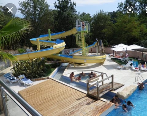 Mobil home dans camping aquatique Hyères Campground/ 
RV Resort in Hyères