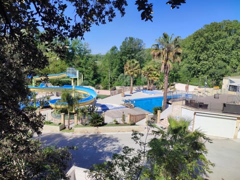 Mobil home dans camping aquatique Hyères Campground/ 
RV Resort in Hyères